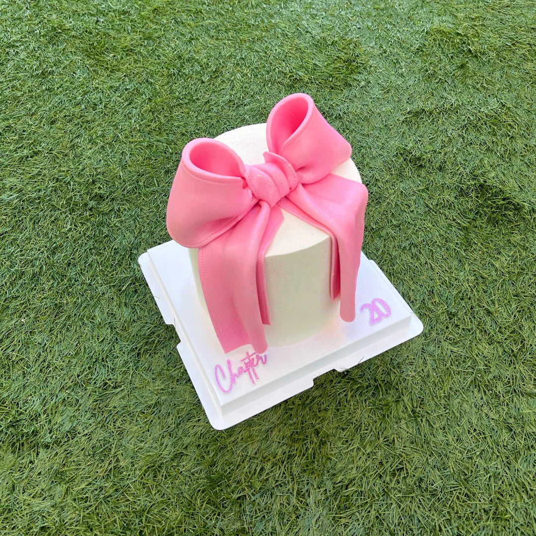 TRENDY CAKE WITH A PINK BOW
