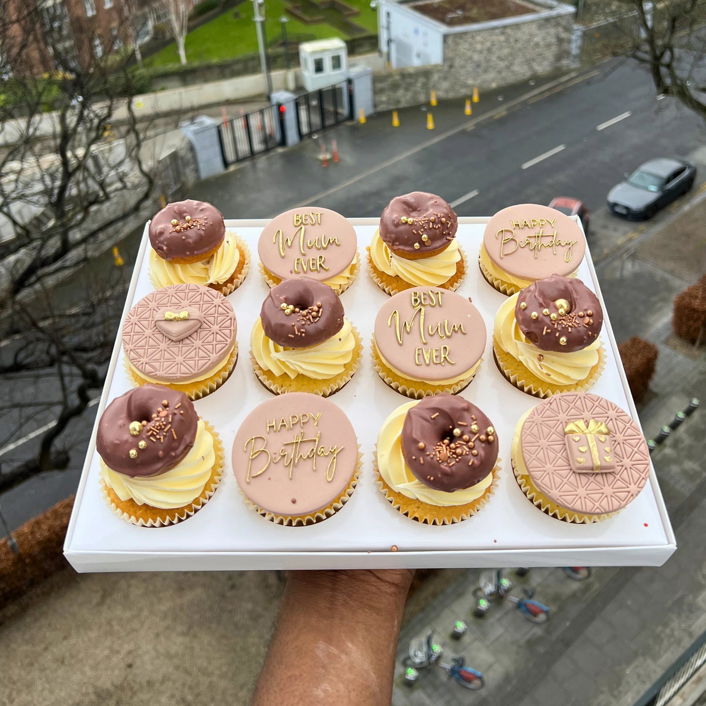 BUTTERCREAM WITH FONDANT DECOR CUPCAKES