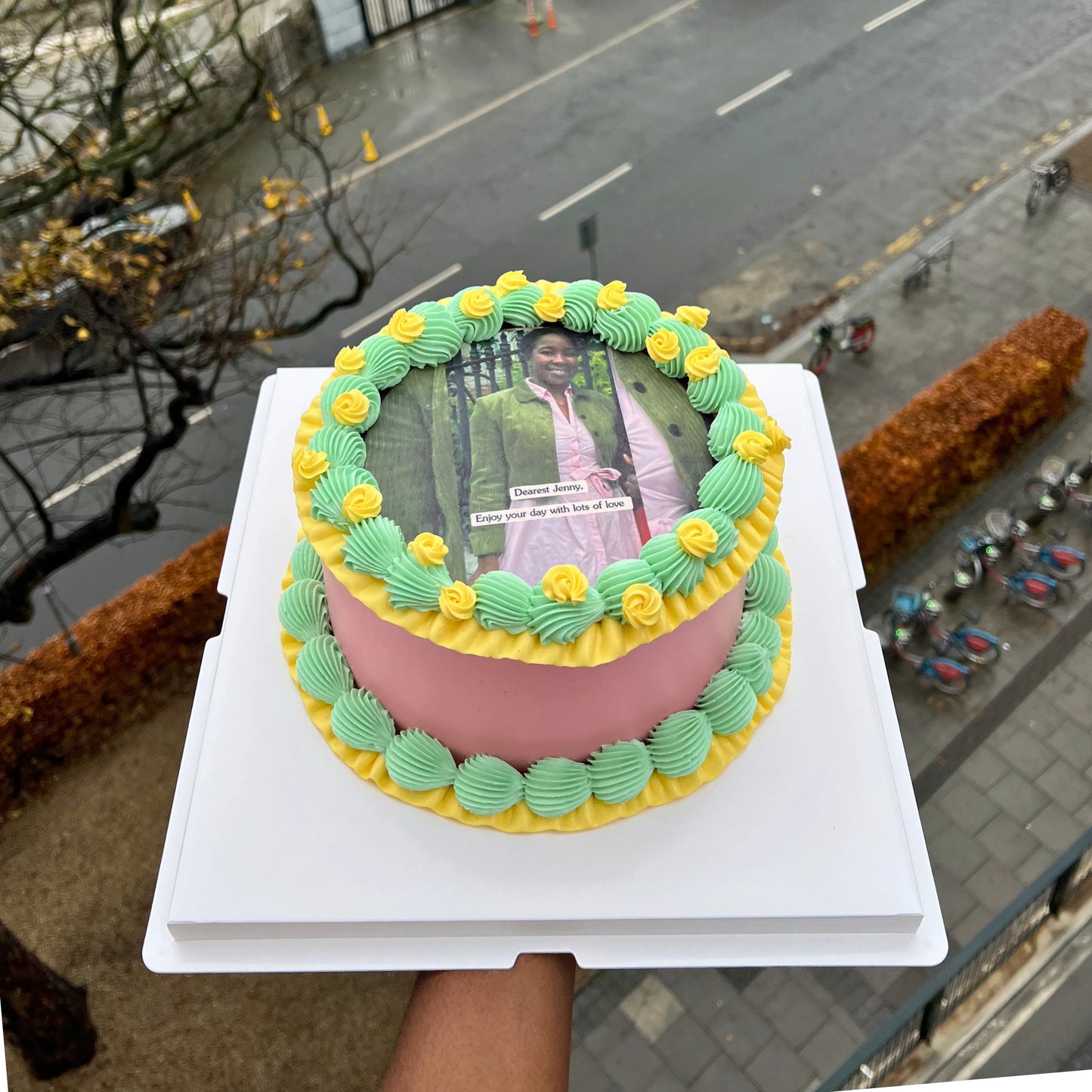 VINTAGE LAMBETH ROUND SHAPED CAKE
