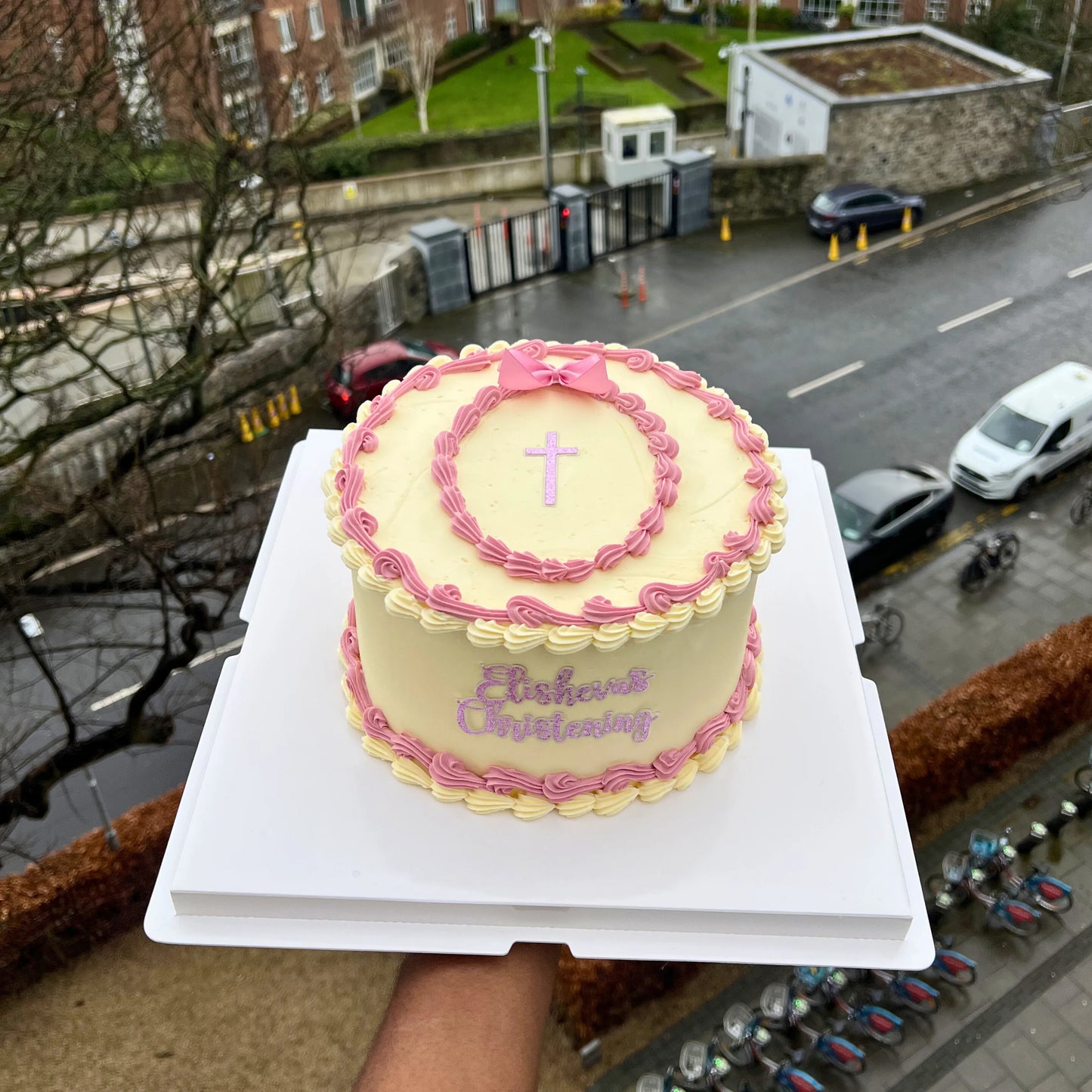 VINTAGE LAMBETH ROUND SHAPED CAKE