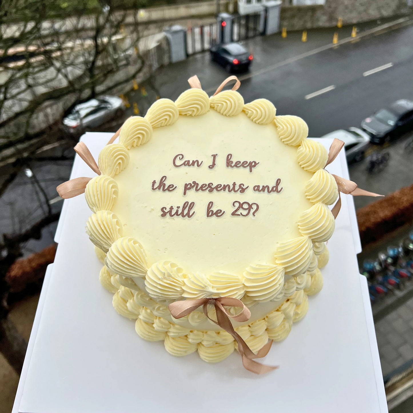 VINTAGE LAMBETH ROUND SHAPED CAKE