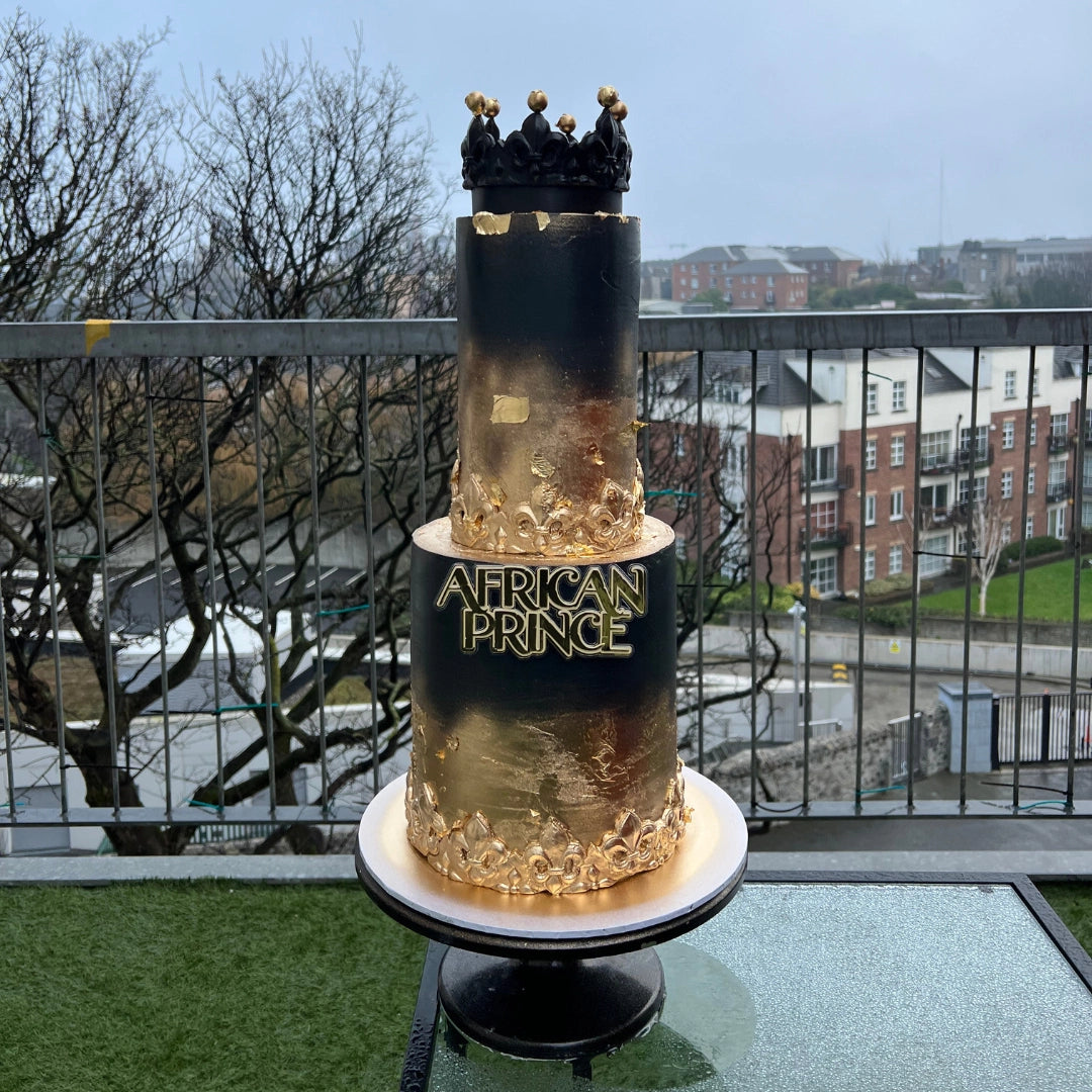 BLACK AND GOLS ELEGANT CAKE WITH A CROWN