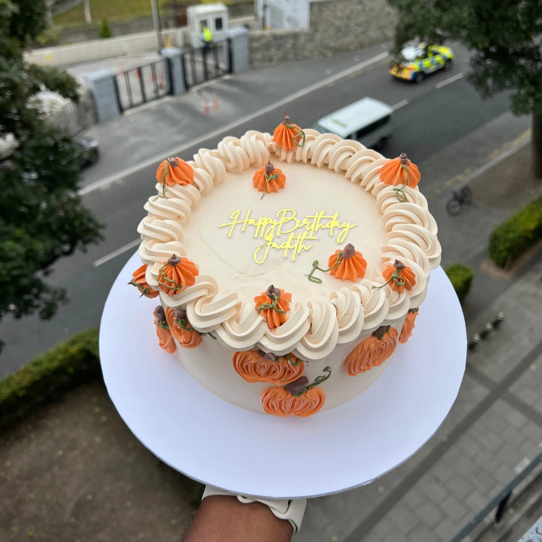 VINTAGE ROUND SHAPED CAKE