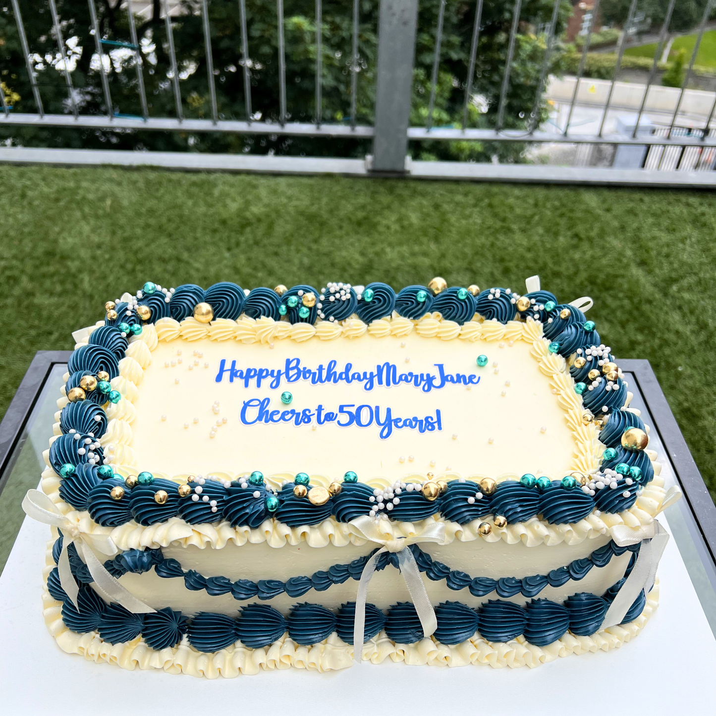 blue and ivory lambeth style cake