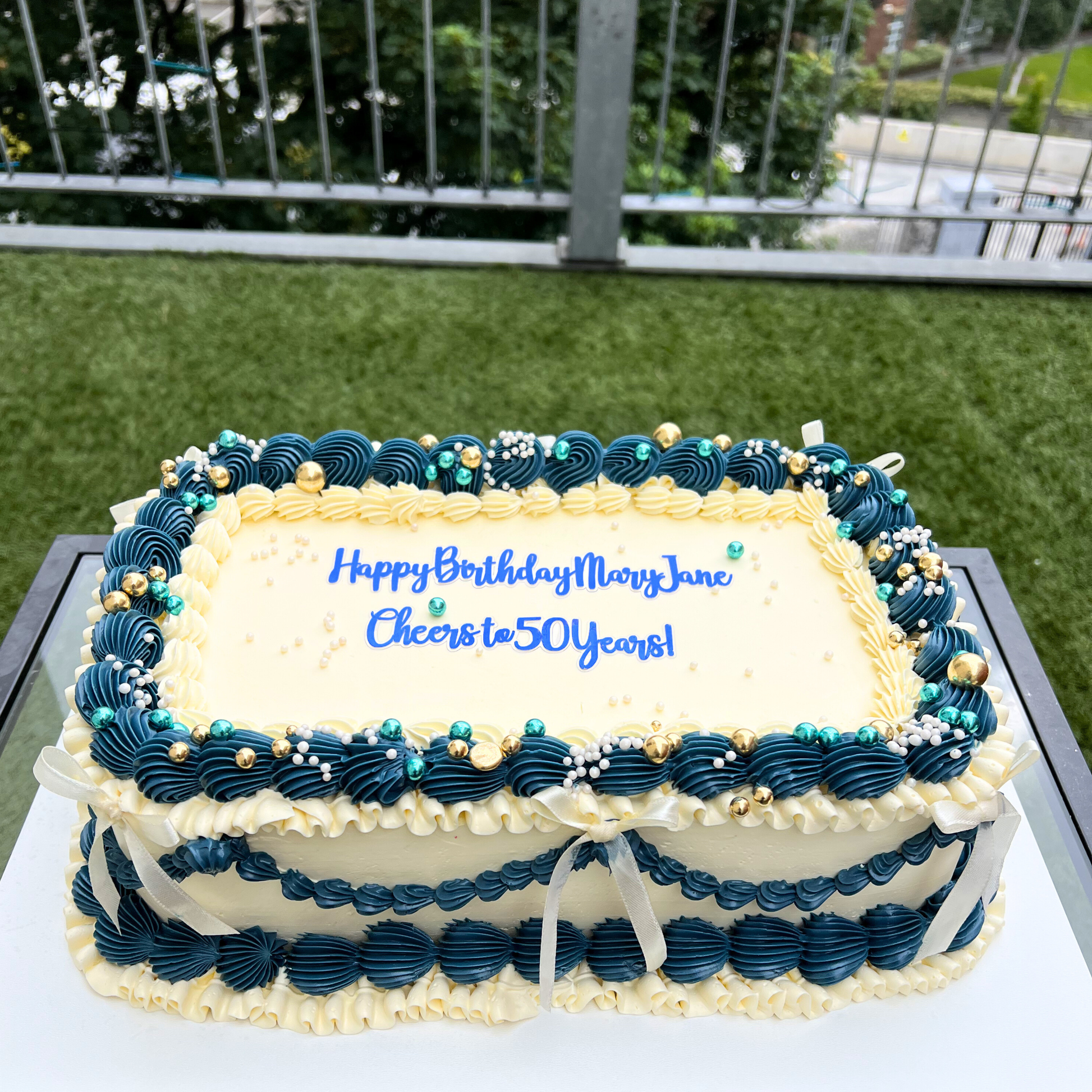 blue and ivory lambeth style cake